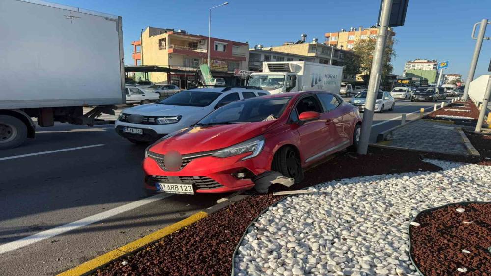 Serik&rsquo;te iki otomobil &ccedil;arpıştı: 1 yaralı
