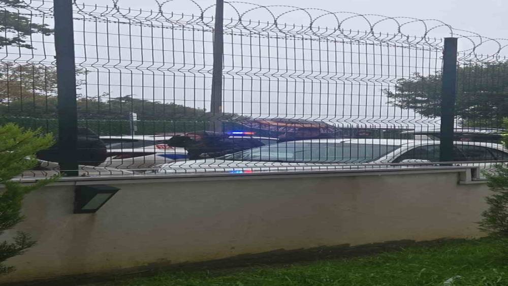Avcılar&rsquo;da okul &ouml;n&uuml;nde trafik tartışması, &ouml;ğrenci velisi ayağından vuruldu
