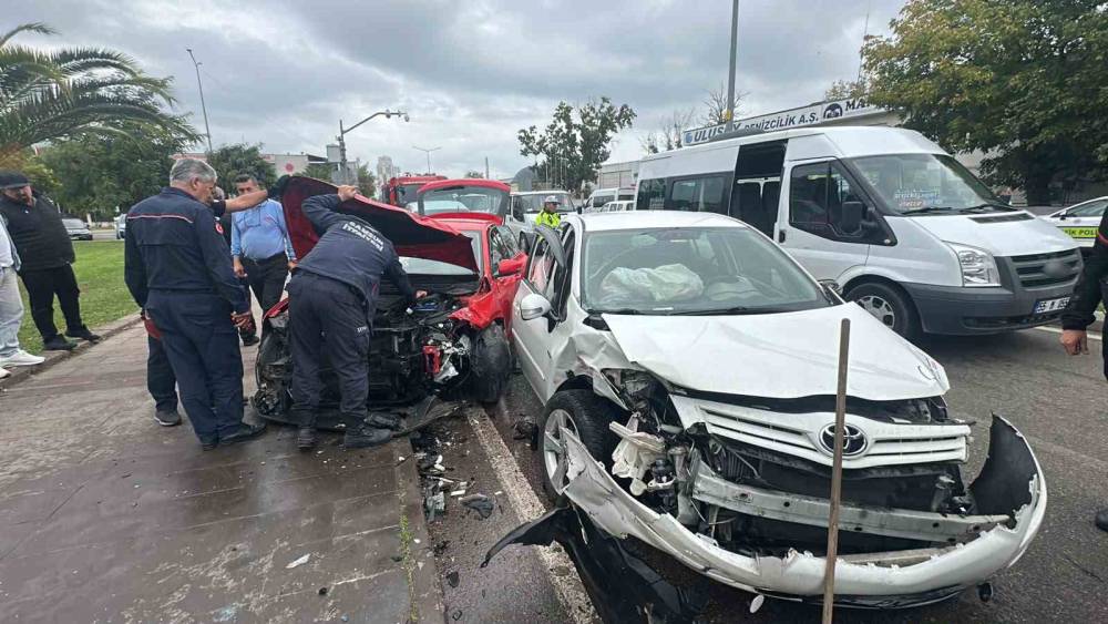 Samsun&rsquo;da otomobiller kafa kafaya &ccedil;arpıştı: 1&rsquo;i ağır 2 yaralı
