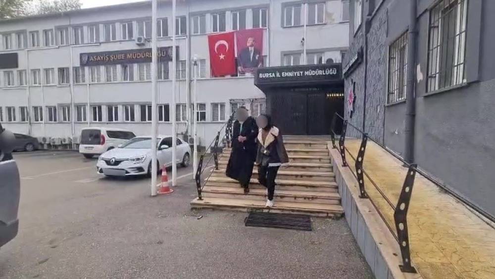 Kapısını film ile a&ccedil;tığı evden ziynet &ccedil;alan kadın hırsız yakalandı
