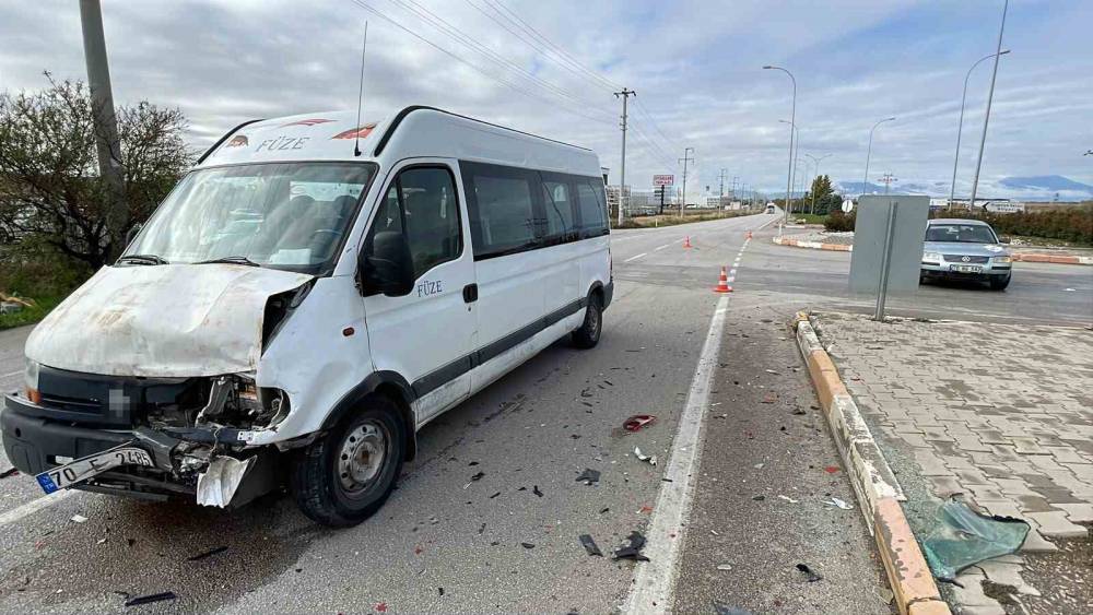 Karaman&rsquo;da minib&uuml;sle otomobil &ccedil;arpıştı: 1 yaralı

