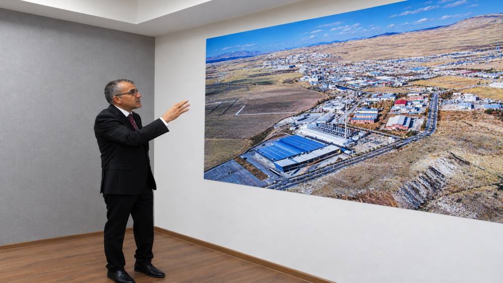Van OSB Başkanı Memet Aslan: "Kapık&ouml;y&rsquo;deki tır ge&ccedil;işi, Van sanayisi ve ihracatı i&ccedil;in yeni bir d&ouml;nem başlatacak"
