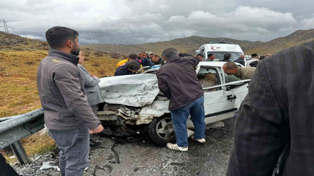 Bitlis&rsquo;te otomobiller &ccedil;arpıştı: 5 yaralı
