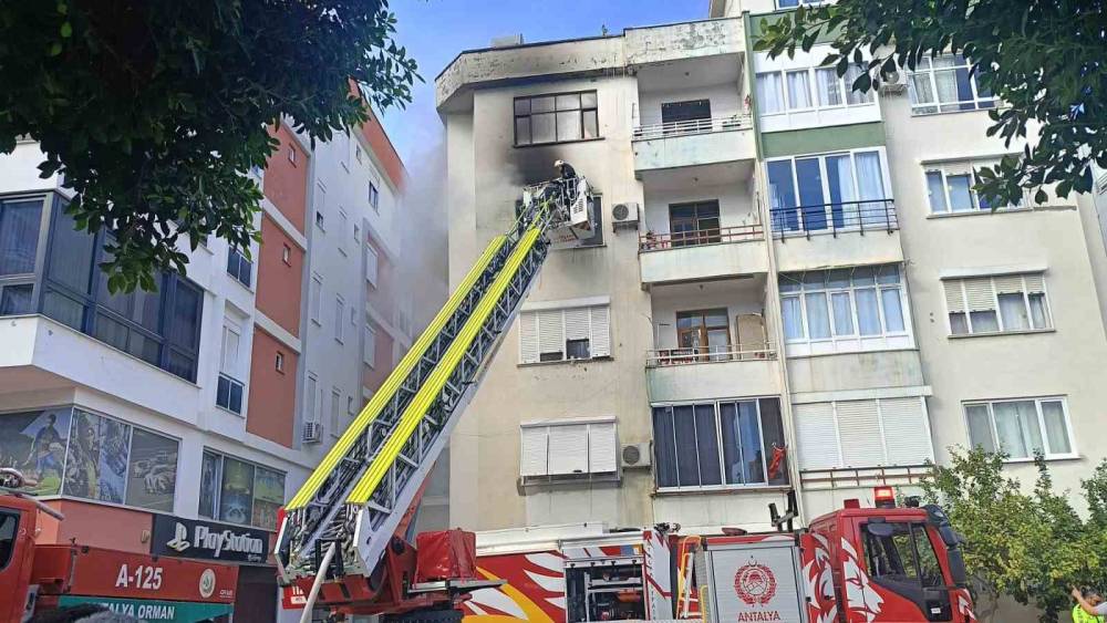 Antalya&rsquo;da apartman yangını
