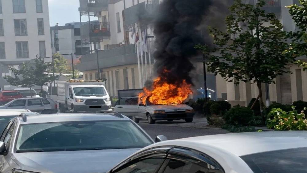 Kahramanmaraş&rsquo;ta hareketli dakikalar: Seyir halindeki otomobil alev alev yandı
