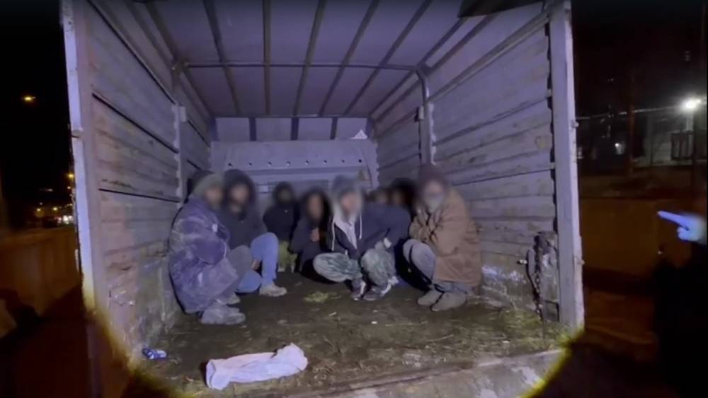 Kars&rsquo;ta kamyonet kasasından 12 ka&ccedil;ak g&ouml;&ccedil;men &ccedil;ıktı: 4 organizat&ouml;r tutuklandı
