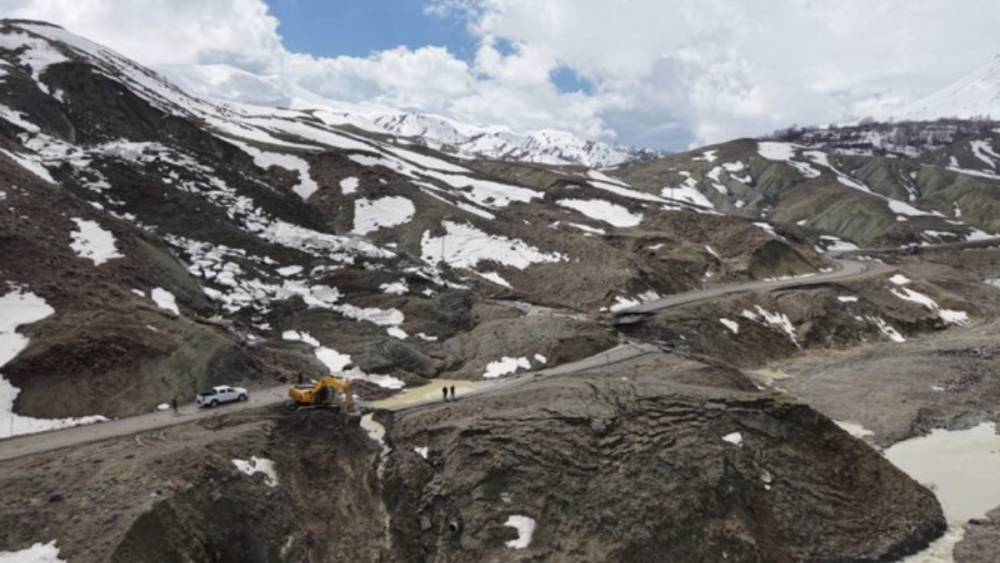 Bing&ouml;l&rsquo;de heyelan sonucu &ccedil;&ouml;ken ve kayan yolda &ccedil;alışmalar başladı

