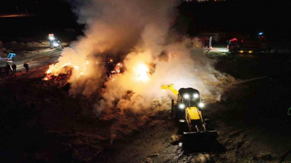 Aksaray&rsquo;da tonlarca saman balyası alev alev yandı: o anlar dron kamerasında
