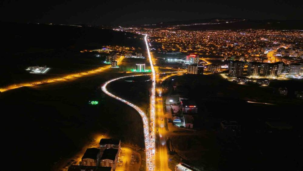 Tatilciler d&ouml;n&uuml;ş yolunda: 43 ilin ge&ccedil;iş noktasında kilometrelerce kuyruk
