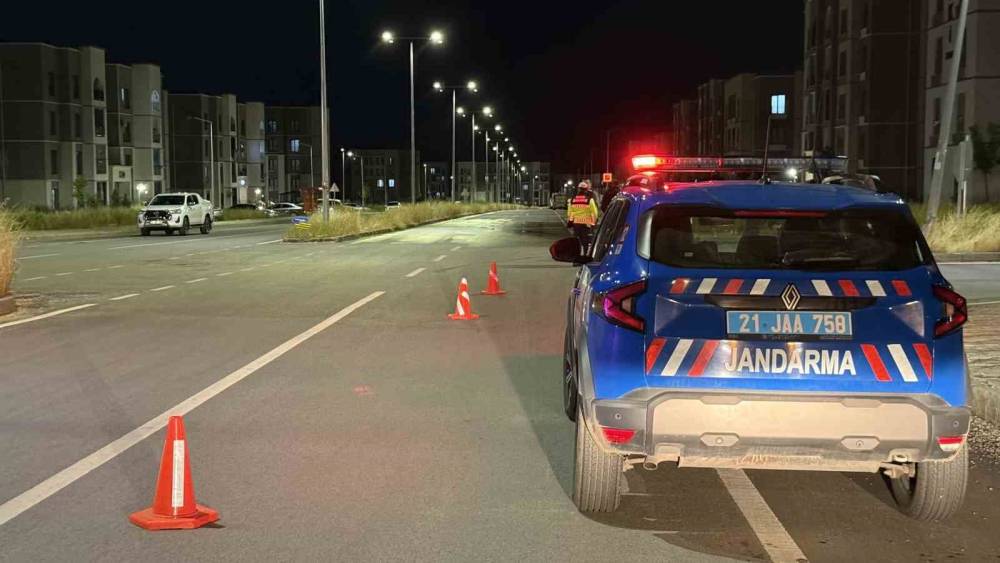 Diyarbakır&rsquo;da halk otob&uuml;s&uuml; ile otomobil &ccedil;arpıştı: 2 &ouml;l&uuml;, 5 yaralı
