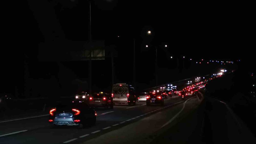 Tekirdağ-İstanbul yolunda d&ouml;n&uuml;ş yoğunluğu: Akşam saatlerinde zirve yaptı
