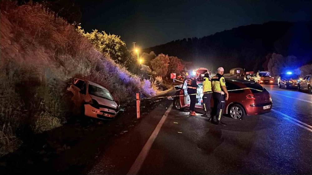 Karayolu savaş alanına d&ouml;nd&uuml;: Zincirleme kazada 4 &ouml;l&uuml;, 11 yaralı
