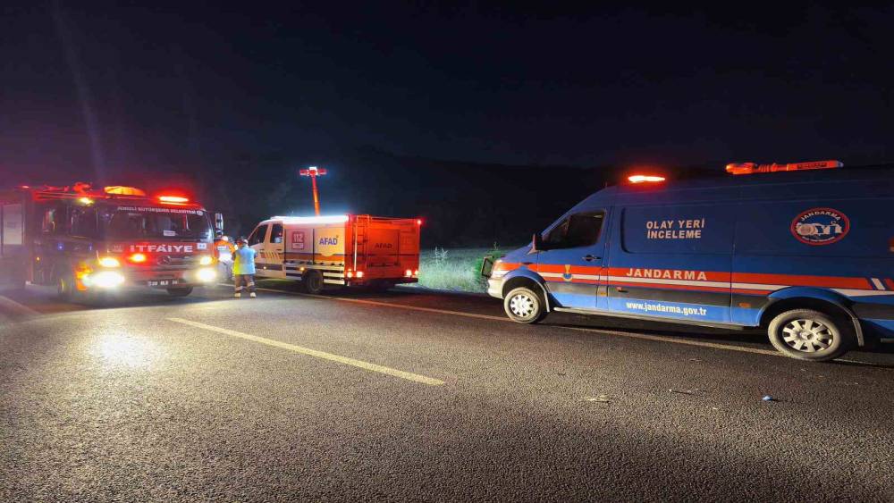 Bariyerlere &ccedil;arpan yolcu otob&uuml;s&uuml; alev aldı: 3 &ouml;l&uuml;, 20 yaralı
