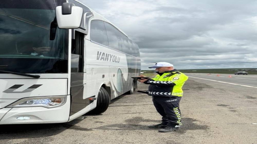Kars&rsquo;ta trafik denetimleri s&uuml;r&uuml;yor
