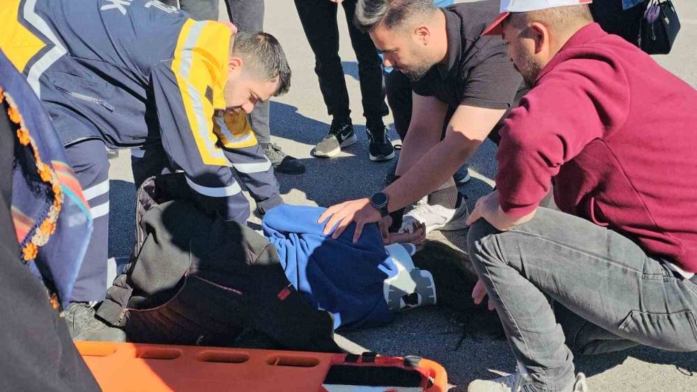 Adilcevaz&rsquo;da bayram ziyaretinde d&ouml;nenlerin i&ccedil;erisinde bulunduğu ara&ccedil; kaza yaptı: 3 yaralı
