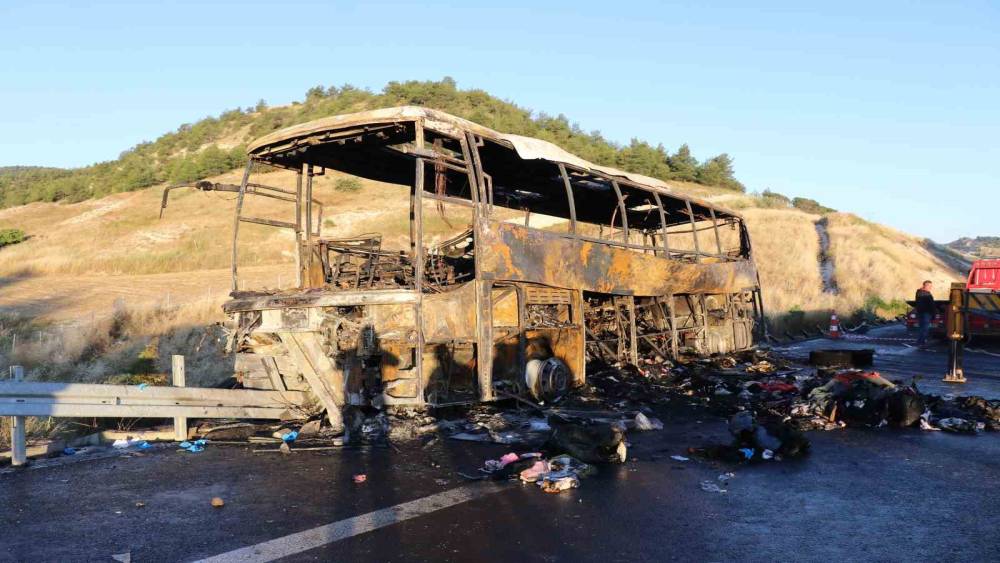 Denizli&rsquo;deki 8 kişinin &ouml;ld&uuml;ğ&uuml; otob&uuml;sten geriye sadece demir yığını kaldı

