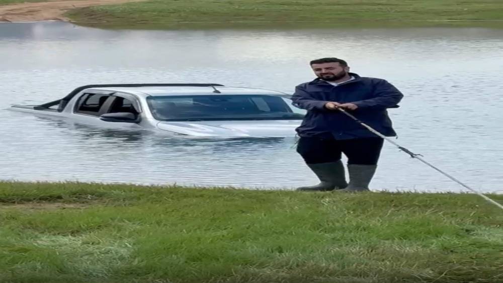 G&ouml;letten ge&ccedil;mek isterken aracıyla mahsur  kaldı, yardımına arkadaşları yetişti
