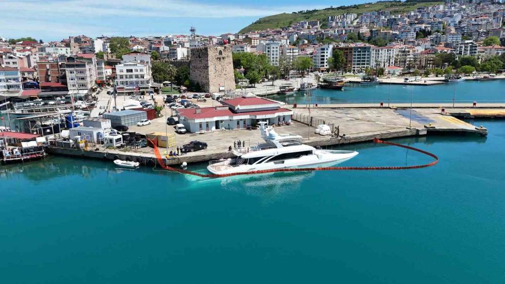 Sinop&rsquo;ta yarıya kadar suya g&ouml;m&uuml;len milyarlık l&uuml;ks yat havadan g&ouml;r&uuml;nt&uuml;lendi
