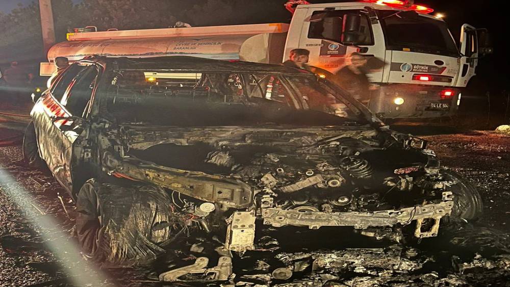 Bolu&rsquo;da seyir halindeki otomobil alev alev yandı
