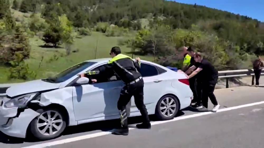 Bolu&rsquo;da polis ekipleri kaza yapan aracı iterek trafiği rahatlattı
