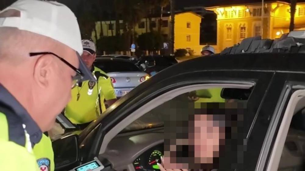 Polisi ezmeye &ccedil;alıştığı iddia edilen yabancı uyruklu s&uuml;r&uuml;c&uuml; tutuklandı
