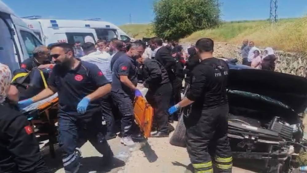 Batman&rsquo;da istinat duvarına &ccedil;arparak duran otomobildeki 5 kişi yaralandı
