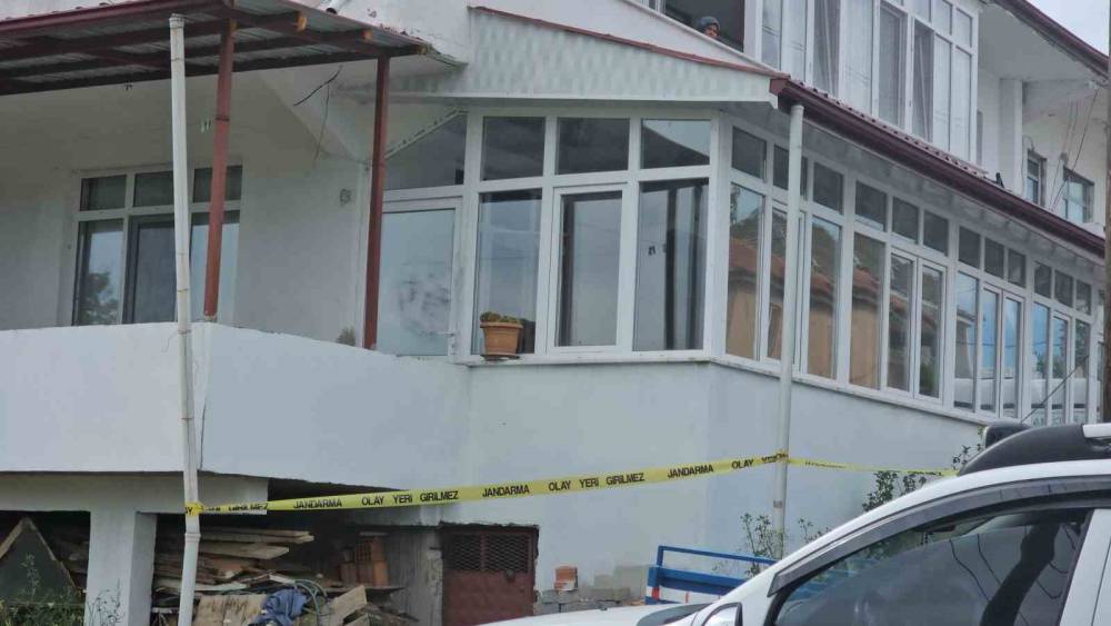 28 yaşındaki gen&ccedil; evinde &ouml;l&uuml; bulundu, kız arkadaşı g&ouml;zaltında
