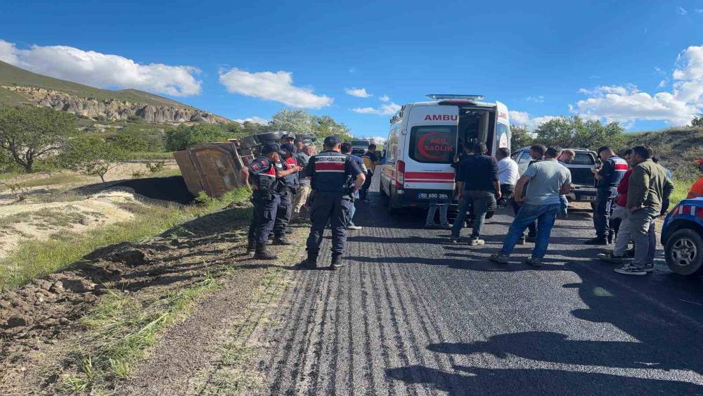 Asfalt &ccedil;alışmasında kamyon devrildi, s&uuml;r&uuml;c&uuml; yaralandı
