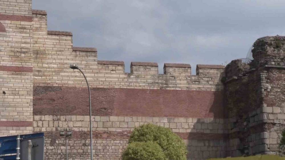 Fatih&rsquo;te tarihi surlarda cinayet hazırlığı: Polise gelen ihbar cinayeti &ouml;nledi
