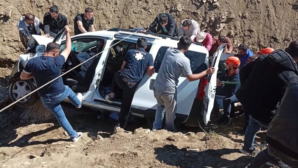 Muş&rsquo;ta &ccedil;aya d&uuml;şen otomobildeki 1 kişi yaralandı

