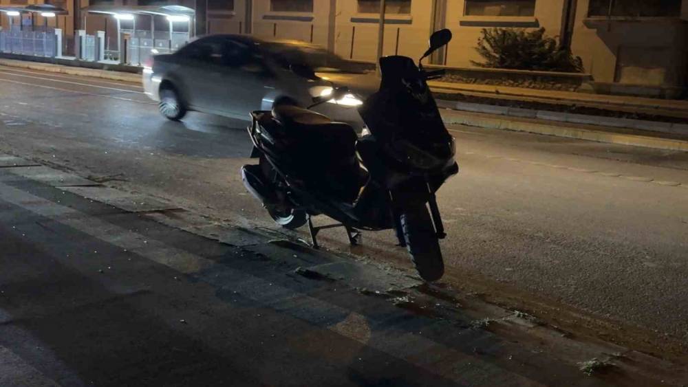 Alkoll&uuml; s&uuml;r&uuml;c&uuml;n&uuml;n kullandığı motosiklet kaza yaptı: 2&rsquo;si &ccedil;ocuk 3 yaralı
