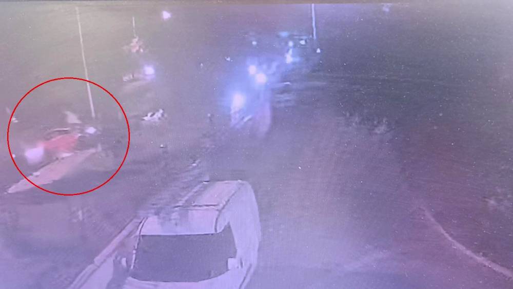 Manavgat&rsquo;ta &ouml;nce kamyona ardından site duvarına &ccedil;arptı: 1&rsquo;i &ccedil;ocuk 4 yaralı
