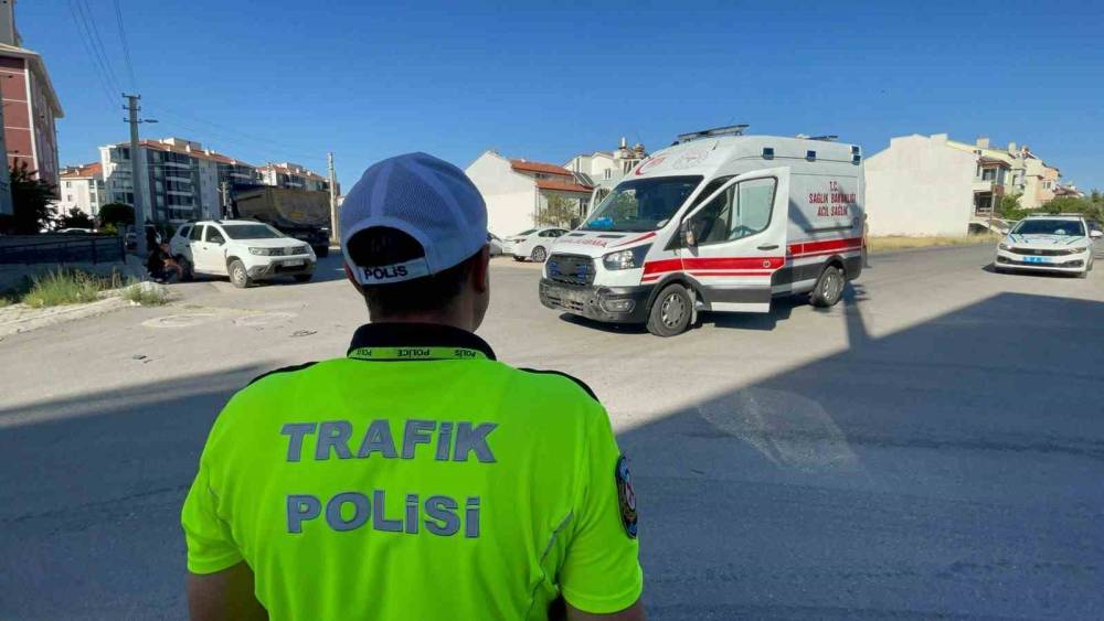 Karaman&rsquo;da ambulansın karıştığı kaza ucuz atlatıldı
