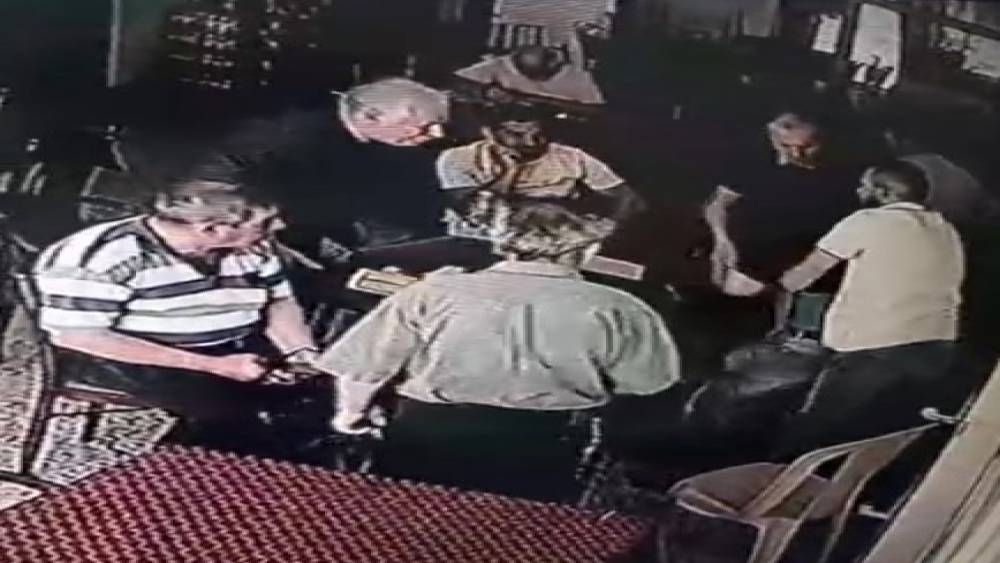 &Ouml;nce &ouml;l&uuml;mden d&ouml;nd&uuml;, sonra okeye devam etti
