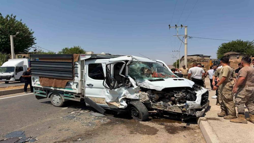 Cizre&rsquo;de kamyonet ile dolmuş &ccedil;arpıştı: 1&rsquo;i &ccedil;ocuk 4 yaralı
