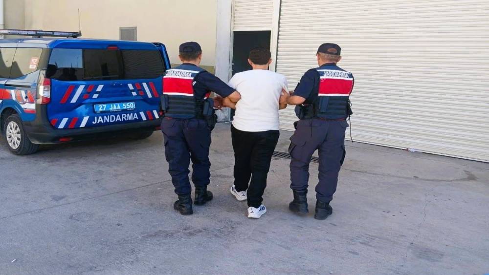 Silahlı yağma su&ccedil;undan kesinleşmiş cezayla aranan şahıs yakalandı
