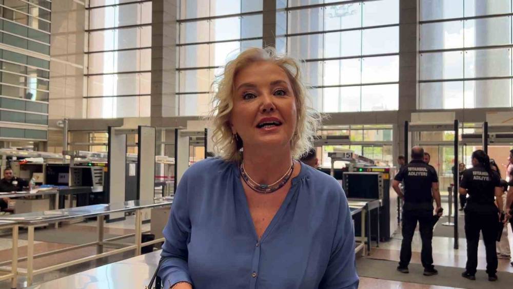 Berna La&ccedil;in, İstanbul Cumhuriyet Başsavcılığı tarafından y&uuml;r&uuml;t&uuml;len "Ahbaplar Su&ccedil; &Ouml;rg&uuml;t&uuml;" soruşturması kapsamında ifade vermek &uuml;zere İstanbul Adalet Sarayına geldi.

