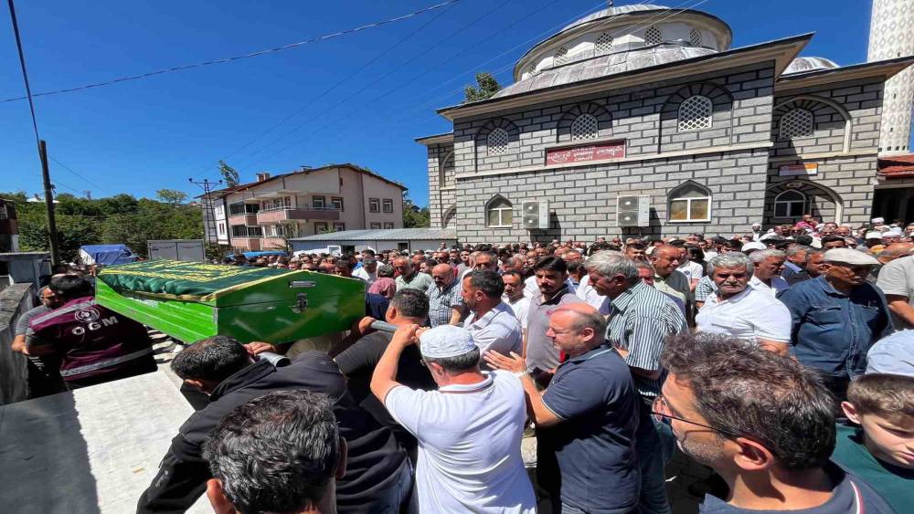 Kazada &ouml;len tır s&uuml;r&uuml;c&uuml;s&uuml; toprağa verildi

