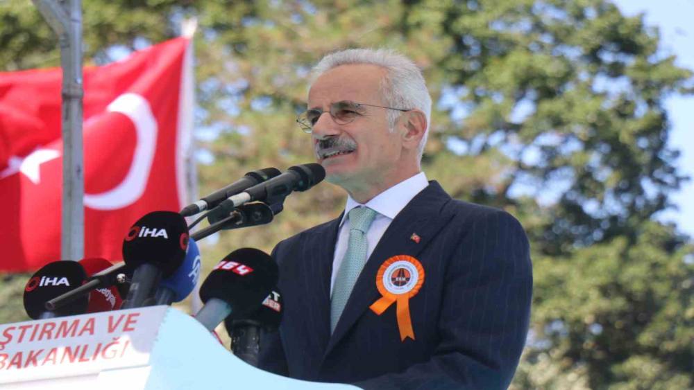 Bakan Uraloğlu: "Ayasofya ile yaşıt 1500 yıllık Sangarios K&ouml;pr&uuml;s&uuml;&rsquo;n&uuml; şehrimizin simgesi olarak yeniden canlandırdık"
