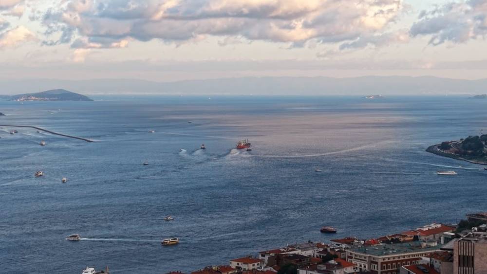 İstanbul Boğazı&rsquo;nda arızalanan gemi Ahırkapı&rsquo;ya demirlendi
