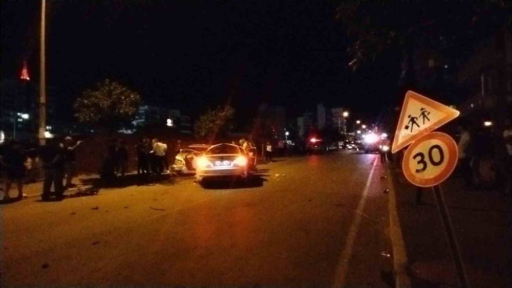 Kavşakta feci kaza: 3 otomobil hurdaya d&ouml;nd&uuml;, 7 kişi yaralandı

