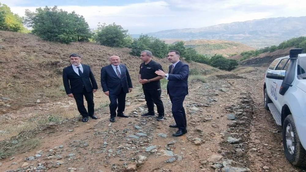 Milletvekili Karaman, &Uuml;z&uuml;ml&uuml;&rsquo;de toprak kayması b&ouml;lgesini değerlendirdi
