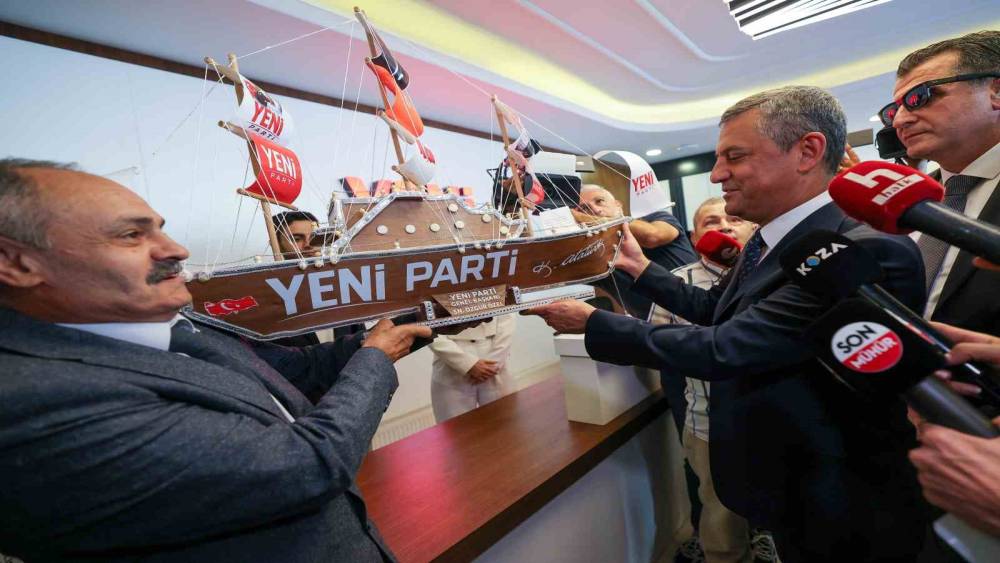 &Ouml;zg&uuml;r &Ouml;zel, YENİ Parti Genel Merkezi&rsquo;nde fidan dikti
