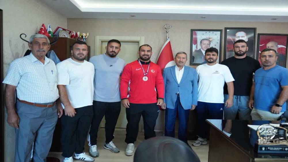 Darende Belediye Başkanı Bozkurt&rsquo;tan şampiyon Feyzullah Akt&uuml;rk&rsquo;e tebrik

