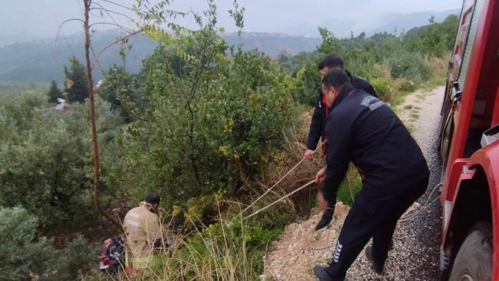 Defne&rsquo;de kayalıklardan d&uuml;şen vatandaş yaralandı
