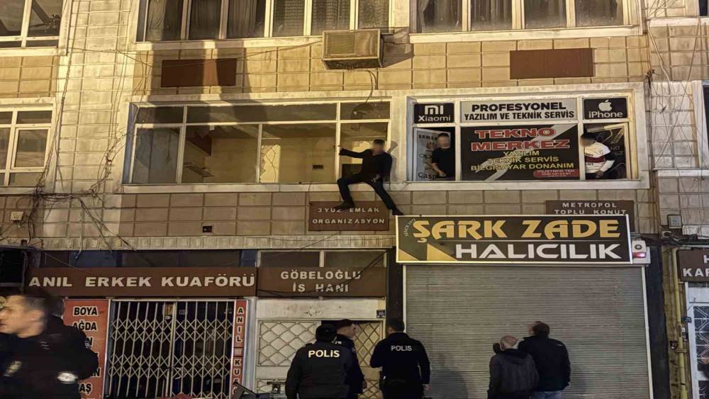Kayseri&rsquo;de kendine zarar veren şahsı, polis ekipleri zor kullanarak kurtardı
