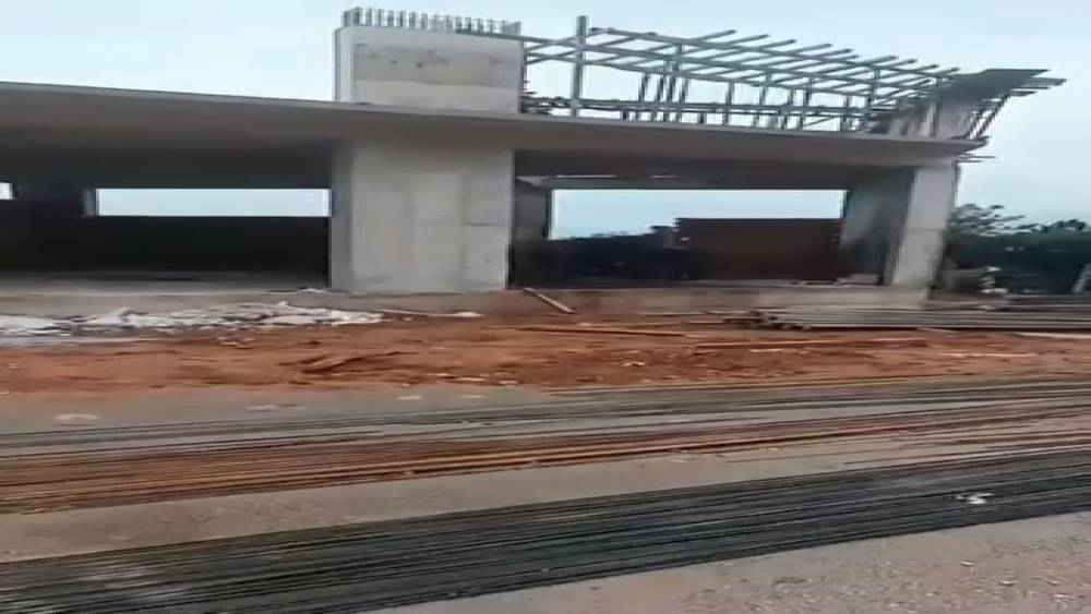 İnşaatın ikinci katından d&uuml;şen iş&ccedil;i yaralandı
