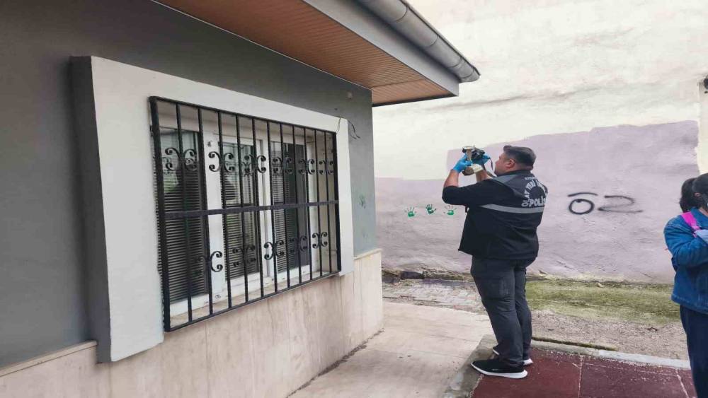 Muhtarlığın kamerasını s&ouml;k&uuml;p bah&ccedil;eye attılar
