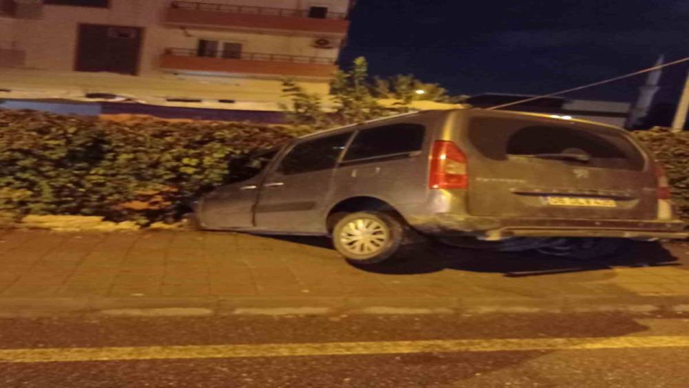 Batman&rsquo;da otomobille &ccedil;arpışan hafif ticari ara&ccedil; bah&ccedil;e duvarına &ccedil;arptı
