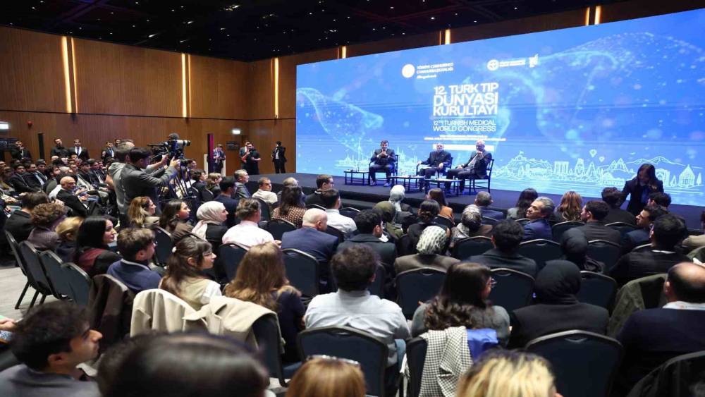 Sağlık Bakanı Memişoğlu 12&rsquo;nci T&uuml;rk Tıp D&uuml;nyası Kurultayı&rsquo;nda gen&ccedil;lerle buluştu
